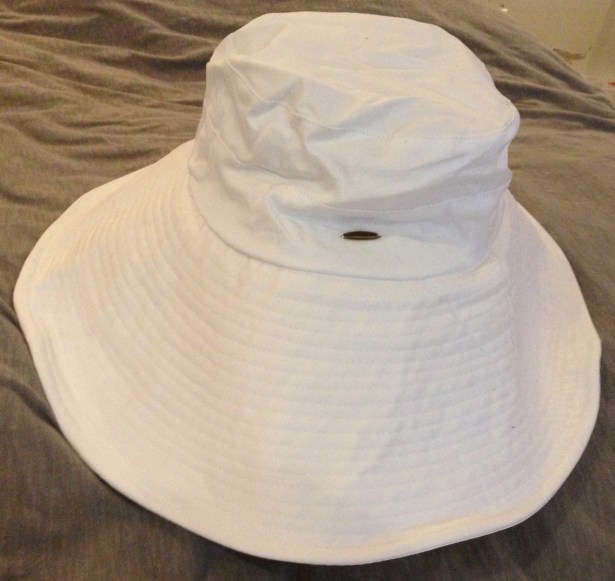 NZ capsule wardrobe sun hat