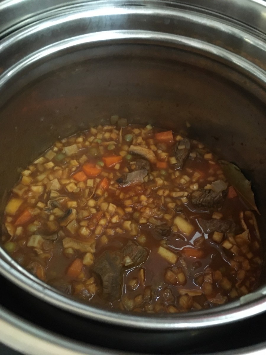 Thermal Cooker with stew-filled primary pot inserted